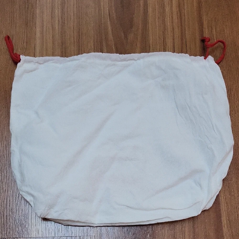 Christian Louboutin Cream Dust Bag with Red Logo - Picture 2 of 5
